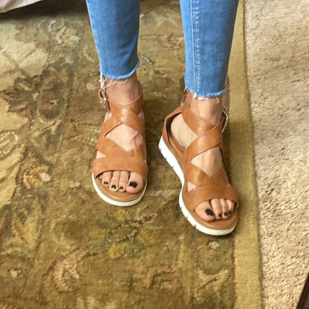 LIKE NEW! SOFFT MIRABLE LEATHER STRAPPY SANDALS